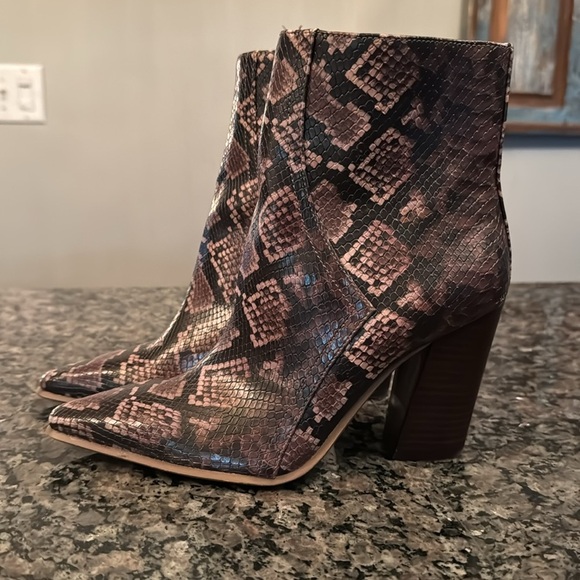 JLO dorindah faux snakeskin boots 8M NWT - Picture 4 of 11